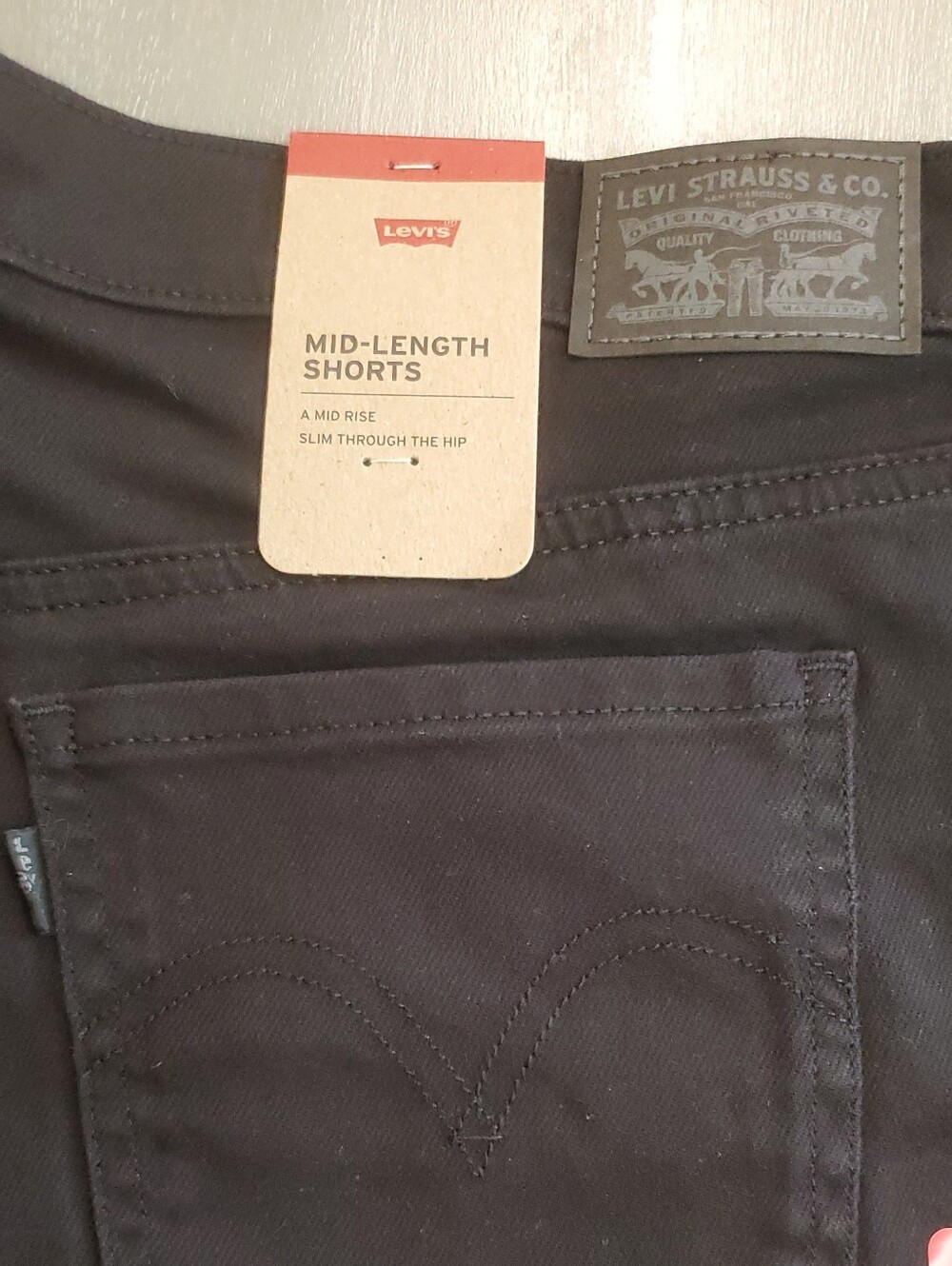 NWT Levi's Black Denim Mid-Length Rolled Cuff Women’s Shorts In Size 32/Size 14 - Picture 2 of 9